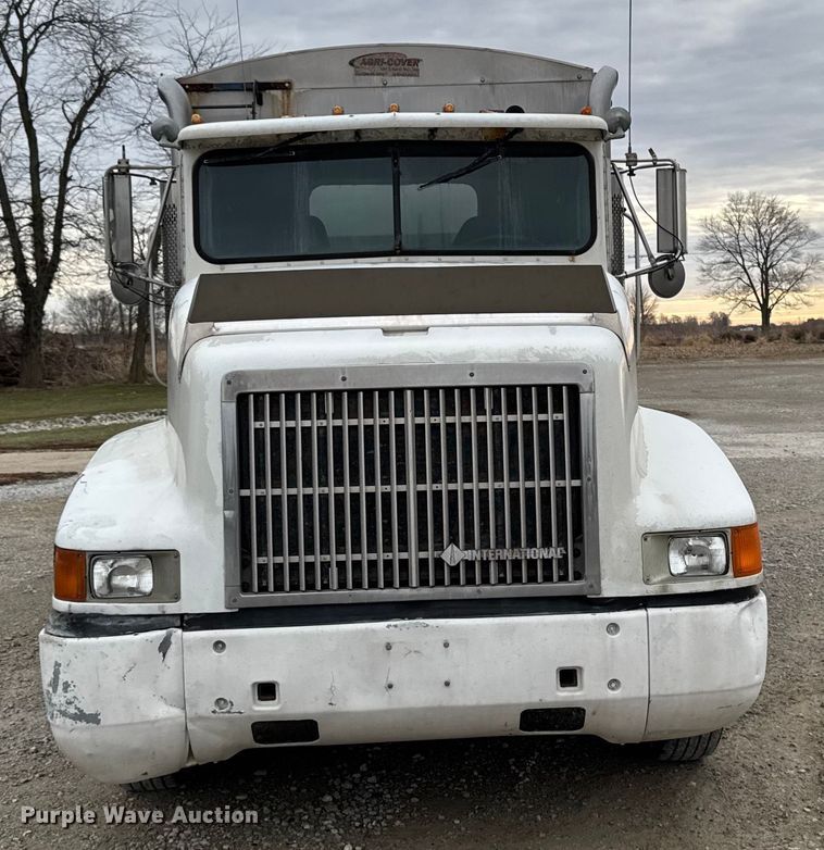 image for item EA2207 1992 International 9400 fertilizer delivery truck