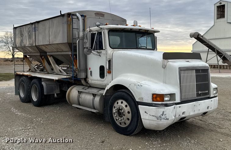 image for item EA2207 1992 International 9400 fertilizer delivery truck