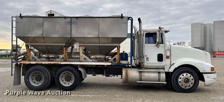 image for item EA2207 1992 International 9400 fertilizer delivery truck