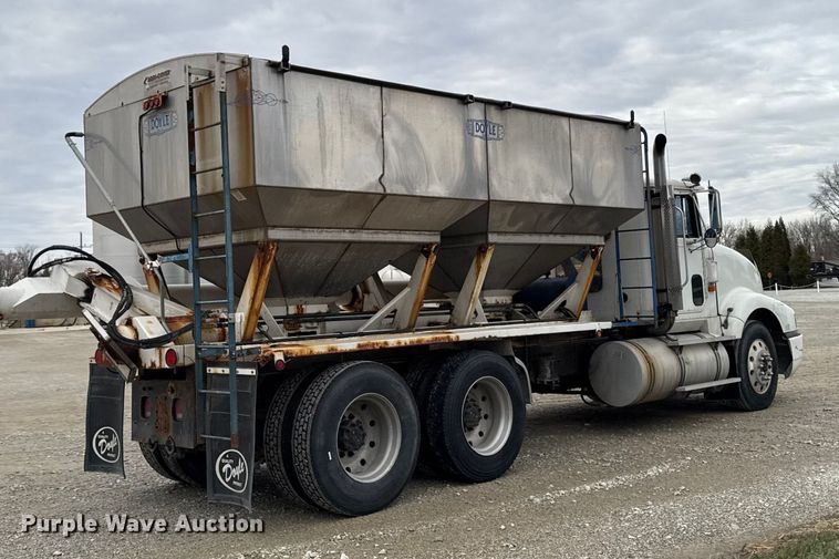 image for item EA2207 1992 International 9400 fertilizer delivery truck