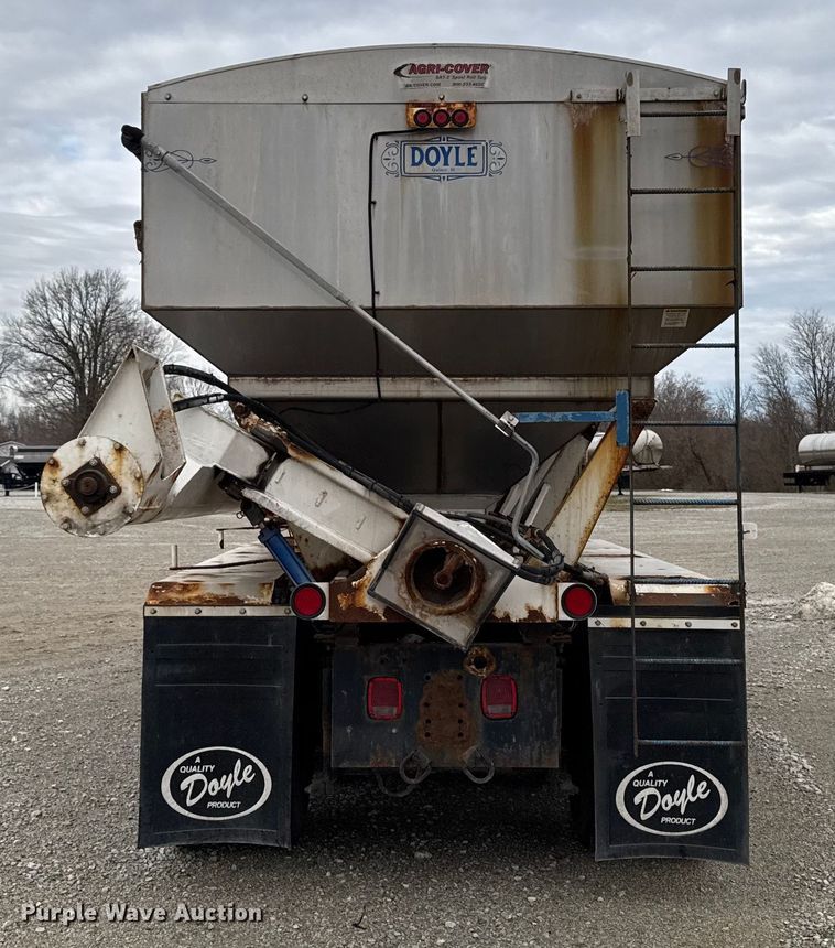 image for item EA2207 1992 International 9400 fertilizer delivery truck