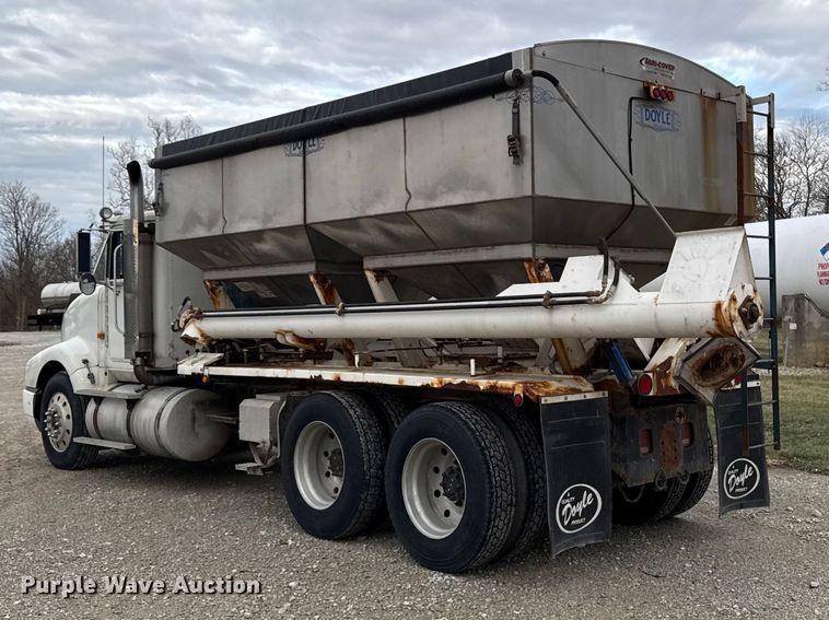 image for item EA2207 1992 International 9400 fertilizer delivery truck