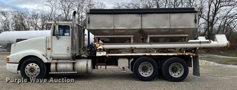 image for item EA2207 1992 International 9400 fertilizer delivery truck