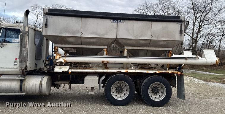 image for item EA2207 1992 International 9400 fertilizer delivery truck