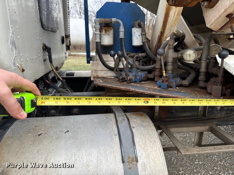 image for item EA2207 1992 International 9400 fertilizer delivery truck