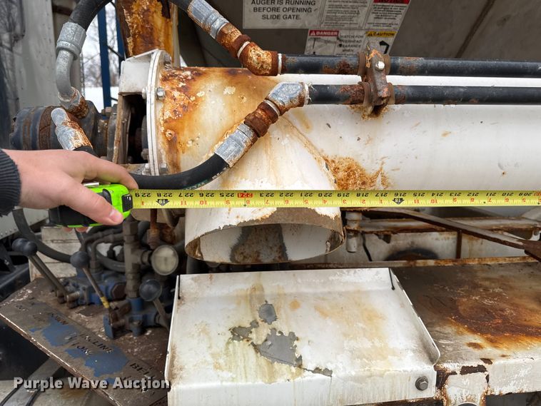 image for item EA2207 1992 International 9400 fertilizer delivery truck