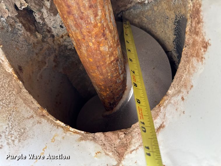 image for item EA2207 1992 International 9400 fertilizer delivery truck