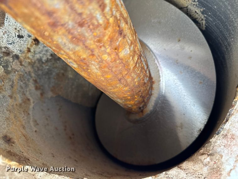 image for item EA2207 1992 International 9400 fertilizer delivery truck