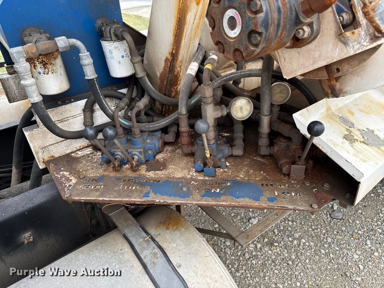 image for item EA2207 1992 International 9400 fertilizer delivery truck