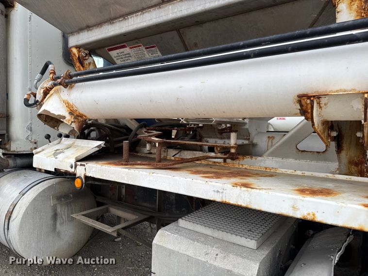 image for item EA2207 1992 International 9400 fertilizer delivery truck