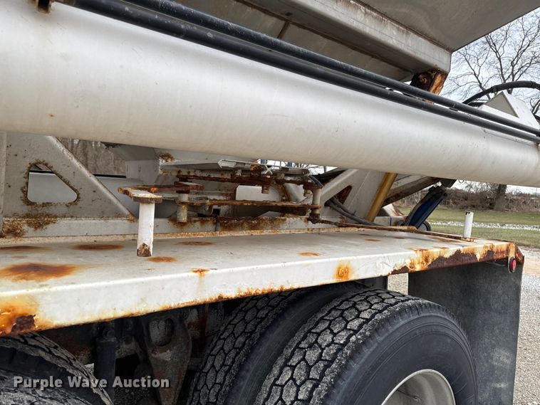 image for item EA2207 1992 International 9400 fertilizer delivery truck