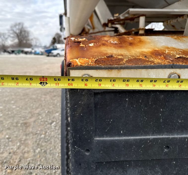 image for item EA2207 1992 International 9400 fertilizer delivery truck