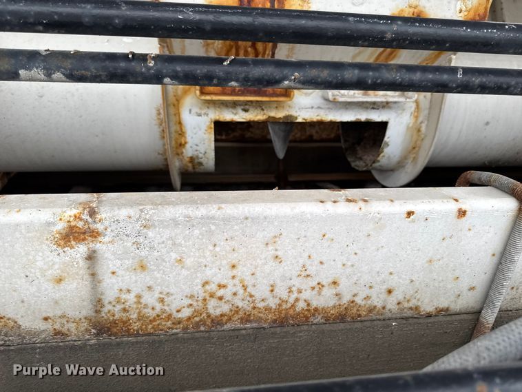 image for item EA2207 1992 International 9400 fertilizer delivery truck