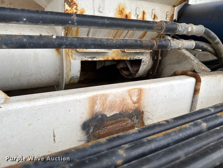 image for item EA2207 1992 International 9400 fertilizer delivery truck