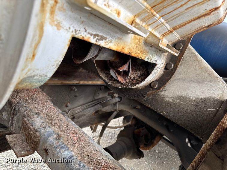 image for item EA2207 1992 International 9400 fertilizer delivery truck