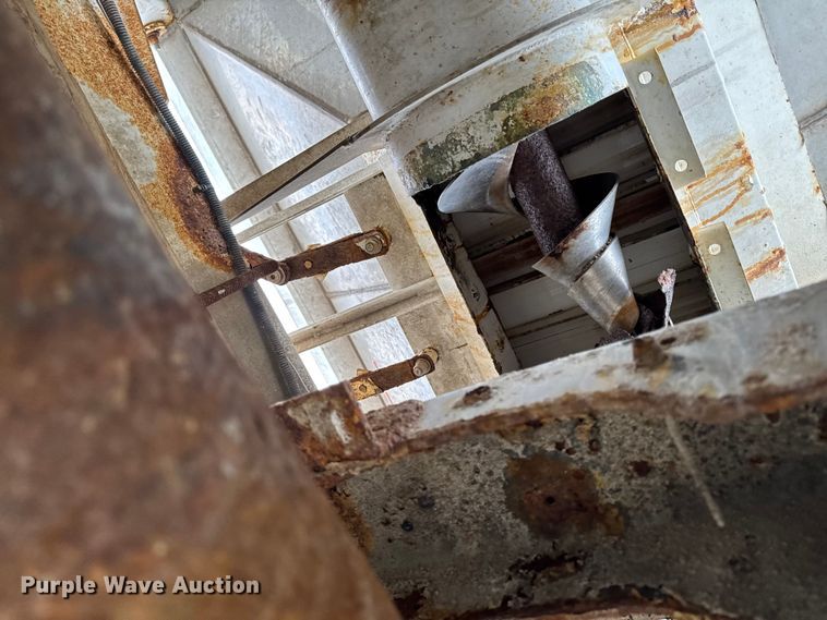 image for item EA2207 1992 International 9400 fertilizer delivery truck