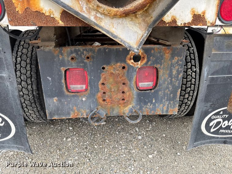 image for item EA2207 1992 International 9400 fertilizer delivery truck