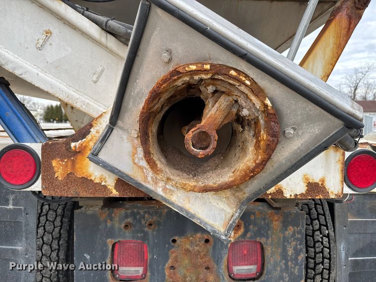 image for item EA2207 1992 International 9400 fertilizer delivery truck