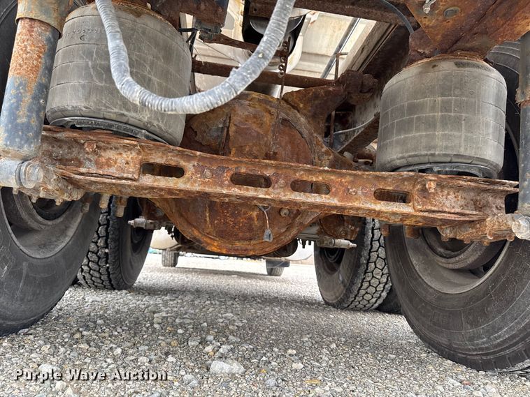 image for item EA2207 1992 International 9400 fertilizer delivery truck