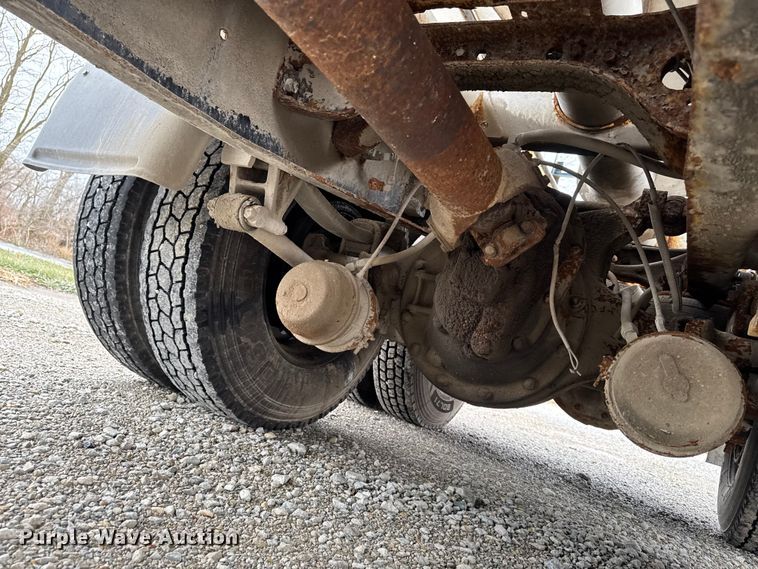 image for item EA2207 1992 International 9400 fertilizer delivery truck