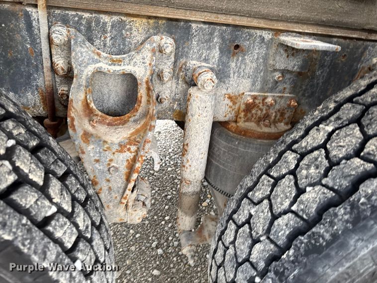 image for item EA2207 1992 International 9400 fertilizer delivery truck