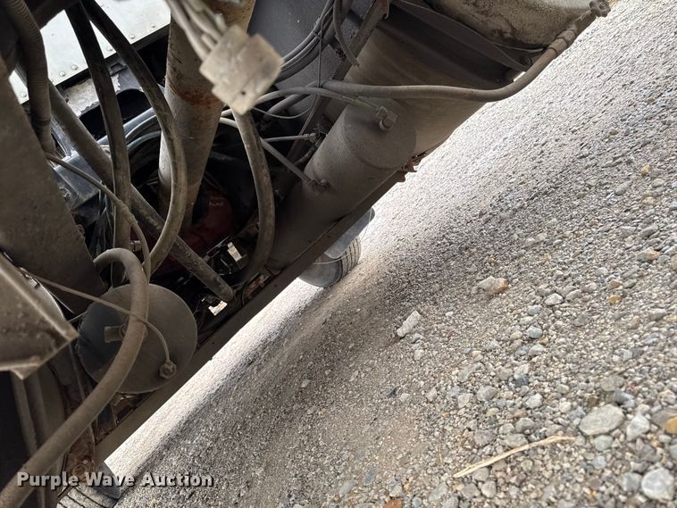 image for item EA2207 1992 International 9400 fertilizer delivery truck