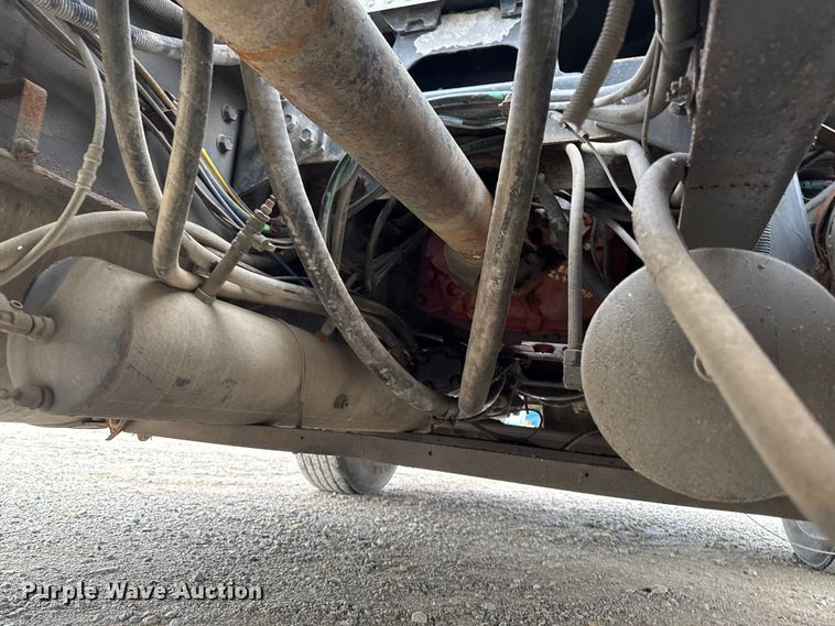 image for item EA2207 1992 International 9400 fertilizer delivery truck