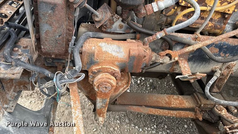 image for item EA2207 1992 International 9400 fertilizer delivery truck