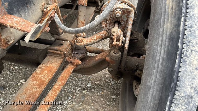 image for item EA2207 1992 International 9400 fertilizer delivery truck