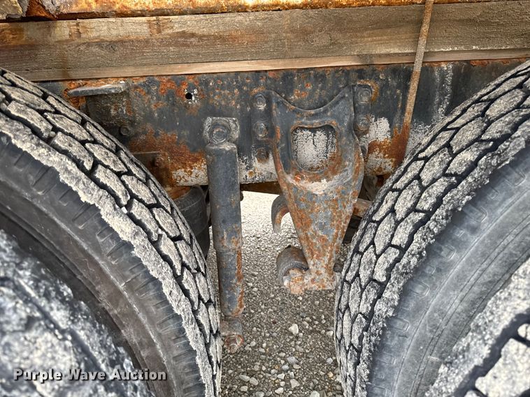 image for item EA2207 1992 International 9400 fertilizer delivery truck