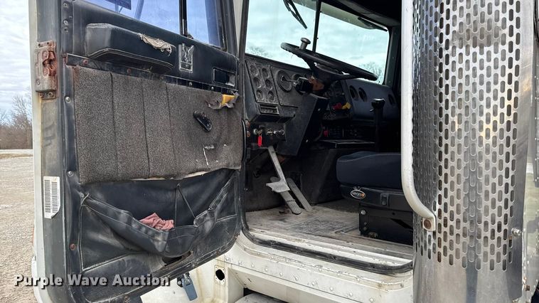 image for item EA2207 1992 International 9400 fertilizer delivery truck