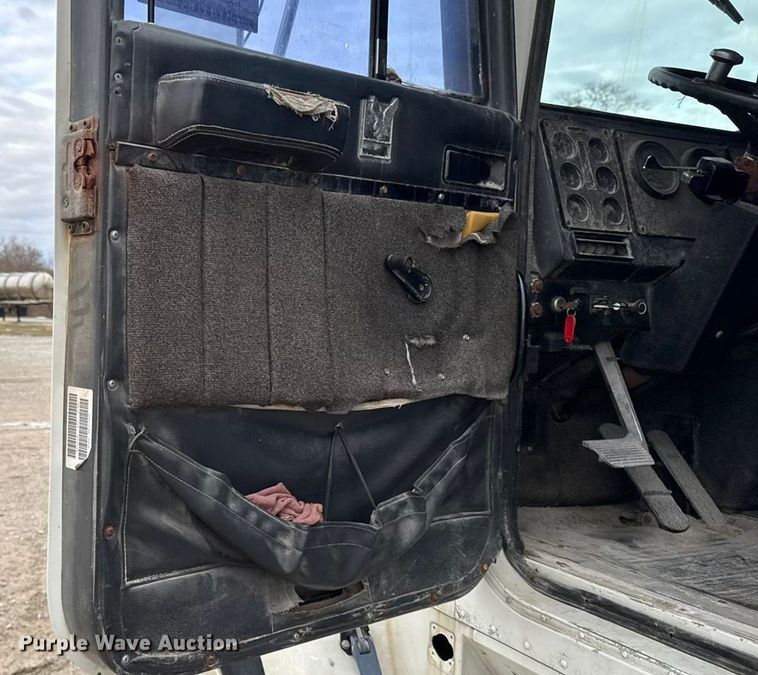 image for item EA2207 1992 International 9400 fertilizer delivery truck