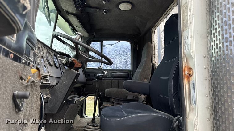 image for item EA2207 1992 International 9400 fertilizer delivery truck