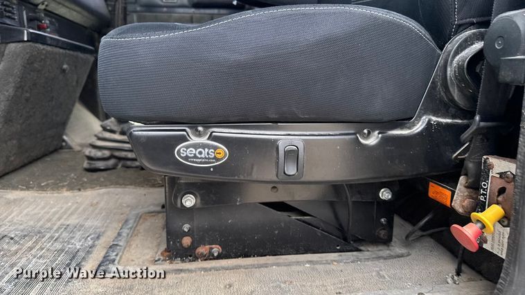 image for item EA2207 1992 International 9400 fertilizer delivery truck