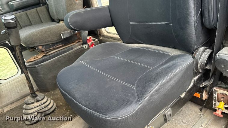 image for item EA2207 1992 International 9400 fertilizer delivery truck