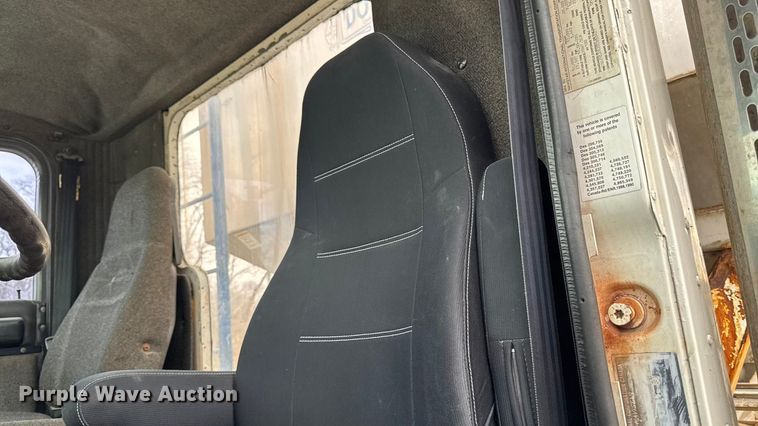 image for item EA2207 1992 International 9400 fertilizer delivery truck