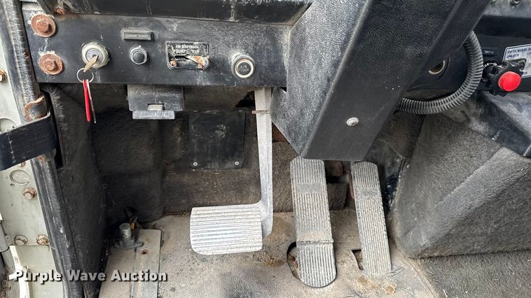 image for item EA2207 1992 International 9400 fertilizer delivery truck