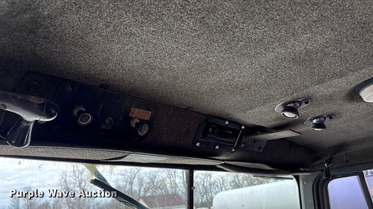 image for item EA2207 1992 International 9400 fertilizer delivery truck