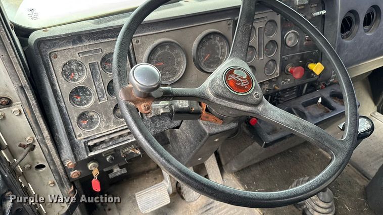 image for item EA2207 1992 International 9400 fertilizer delivery truck