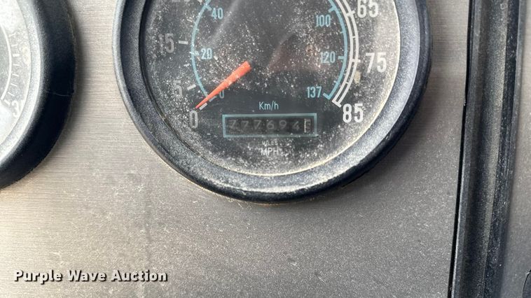 image for item EA2207 1992 International 9400 fertilizer delivery truck