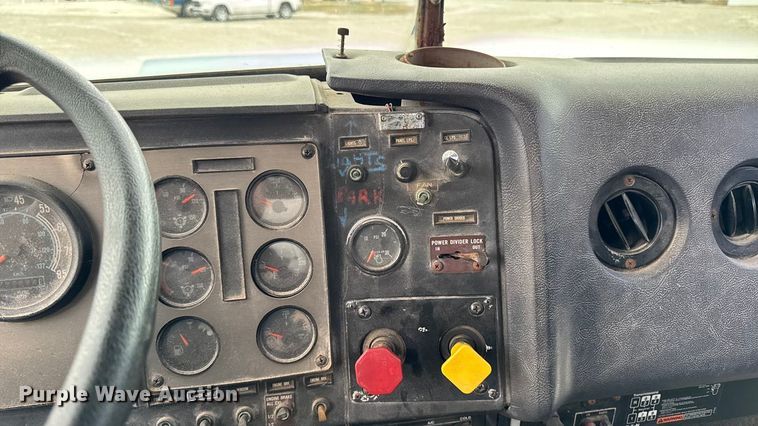 image for item EA2207 1992 International 9400 fertilizer delivery truck