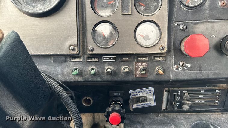 image for item EA2207 1992 International 9400 fertilizer delivery truck