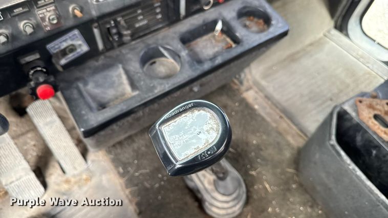 image for item EA2207 1992 International 9400 fertilizer delivery truck