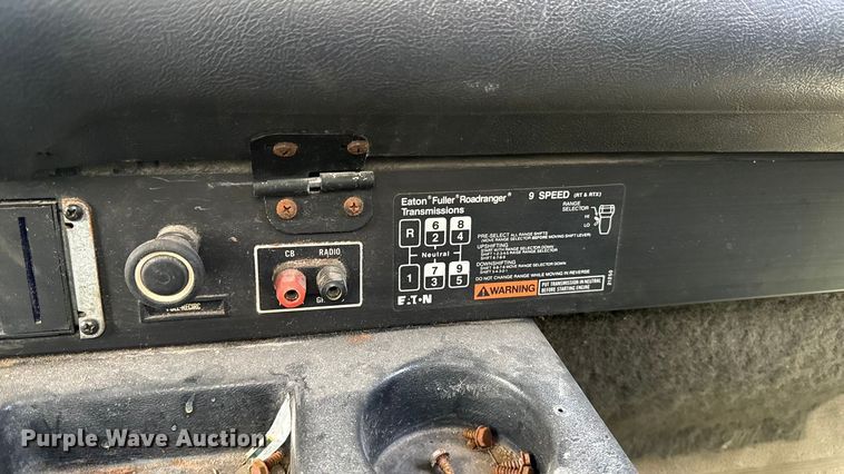 image for item EA2207 1992 International 9400 fertilizer delivery truck