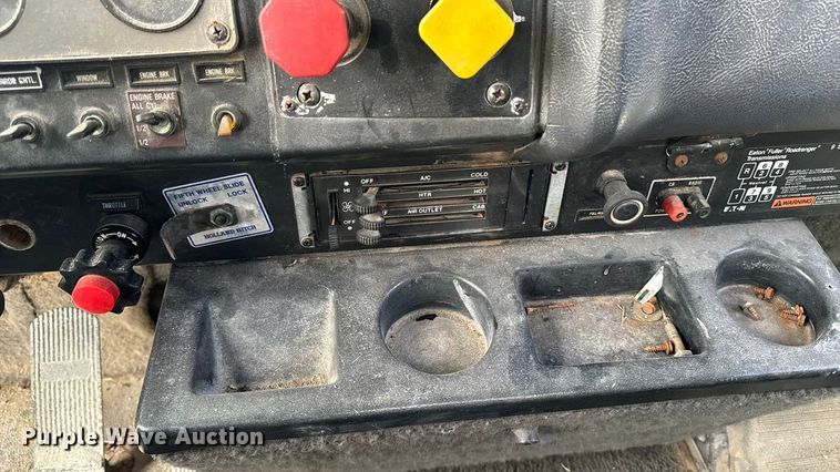 image for item EA2207 1992 International 9400 fertilizer delivery truck