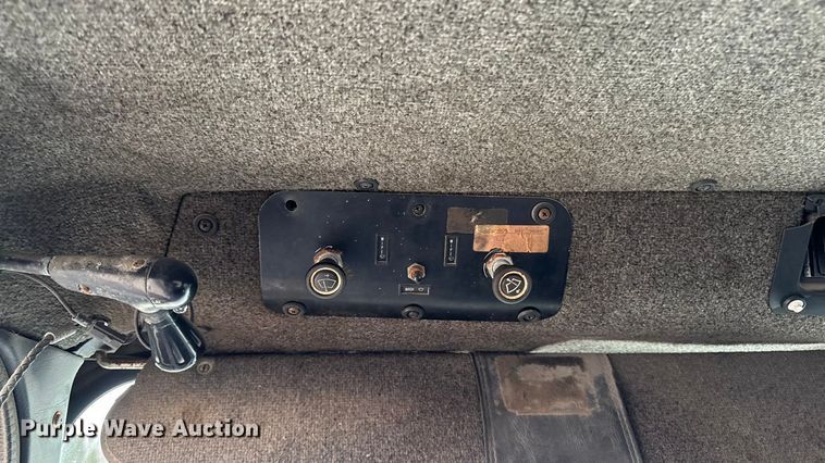 image for item EA2207 1992 International 9400 fertilizer delivery truck