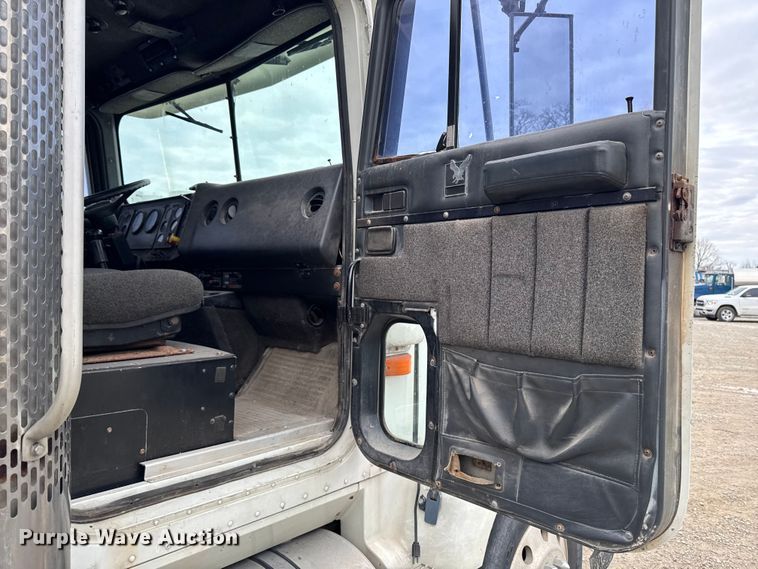 image for item EA2207 1992 International 9400 fertilizer delivery truck