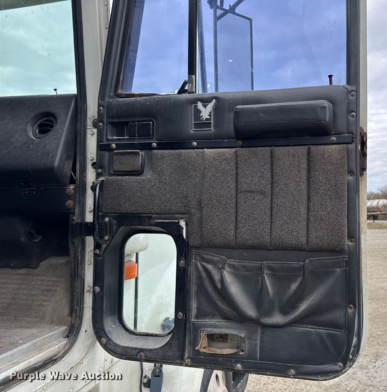 image for item EA2207 1992 International 9400 fertilizer delivery truck