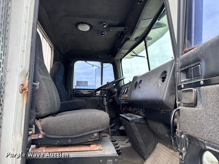 image for item EA2207 1992 International 9400 fertilizer delivery truck