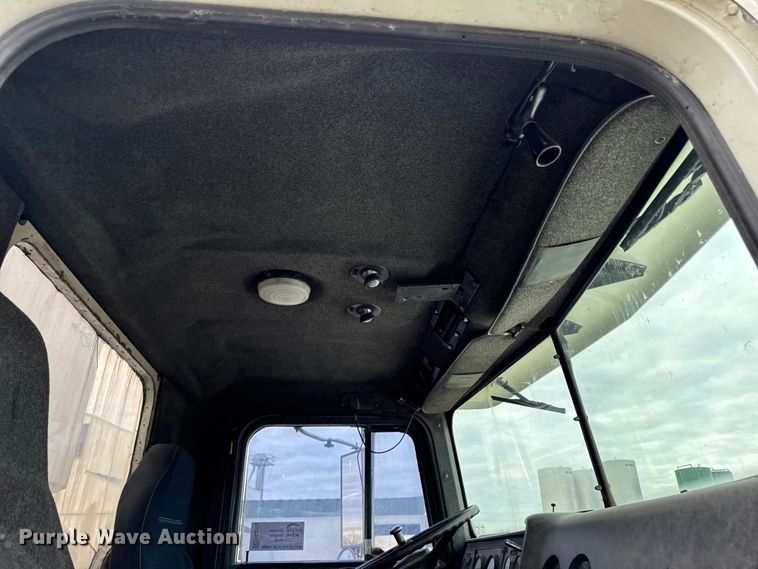 image for item EA2207 1992 International 9400 fertilizer delivery truck